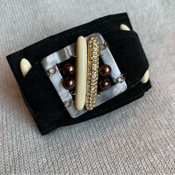 Hand crafted - Black Leather Cuff pearls bead metal pieces ajustable bracelet - Picture 7 of 8